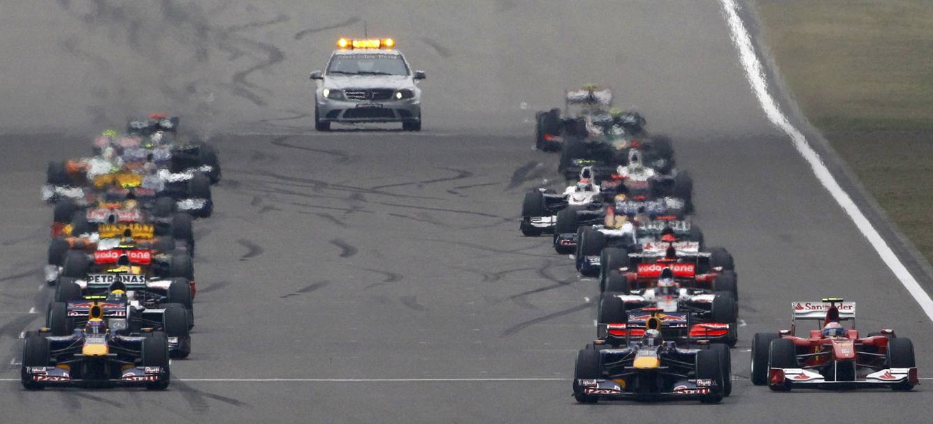 Cina 2010: Alonso anticipa la partenza e finirà 4°: uno dei suoi pochi errori in corsa. Reuters